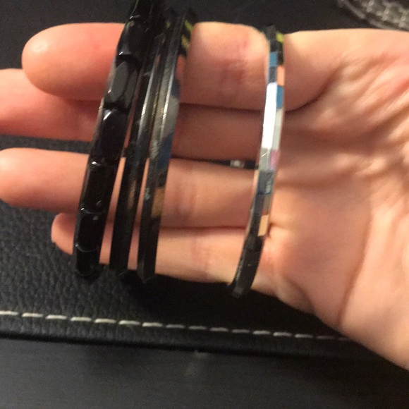 4 bangle bracelets - Picture 7 of 7